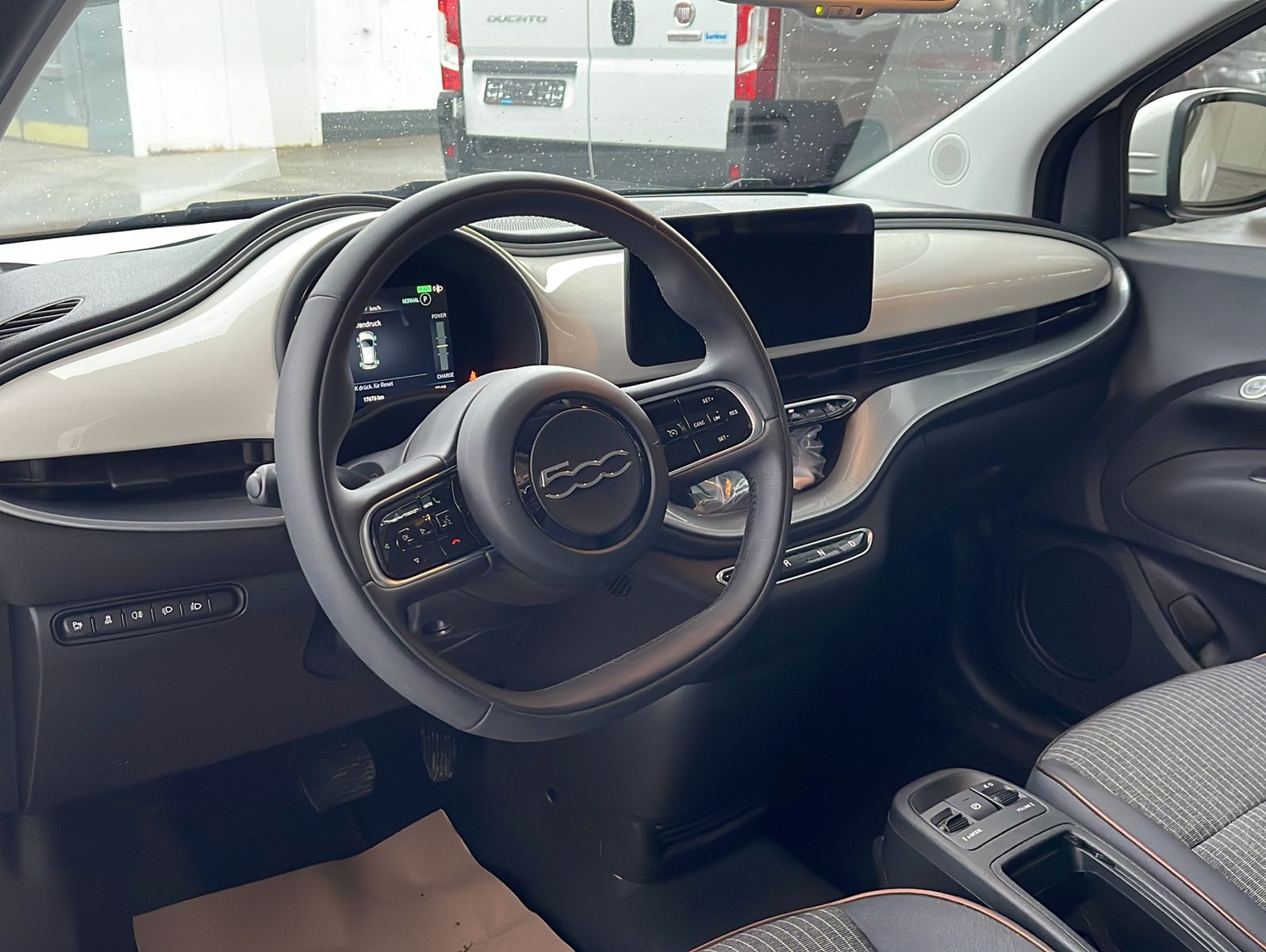 Fahrzeugabbildung Fiat 500e 42kWh| LED| DAB| CarPlay| Icon