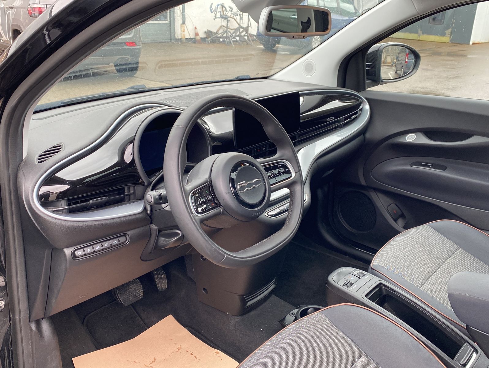 Fahrzeugabbildung Fiat 500e 42kWh| Icon| Panorama| 17-Zoll