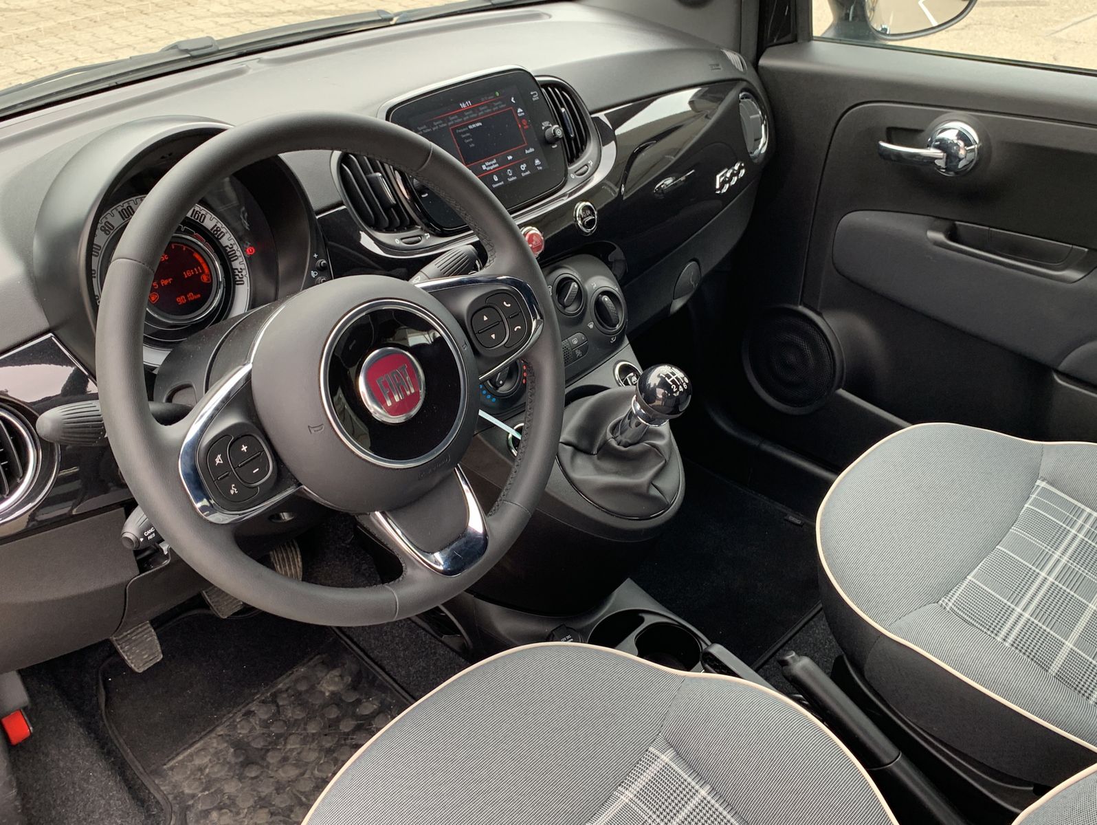 Fahrzeugabbildung Fiat 500 1.0 Hybrid GSE N3 LOUNGE 51kW (70PS)